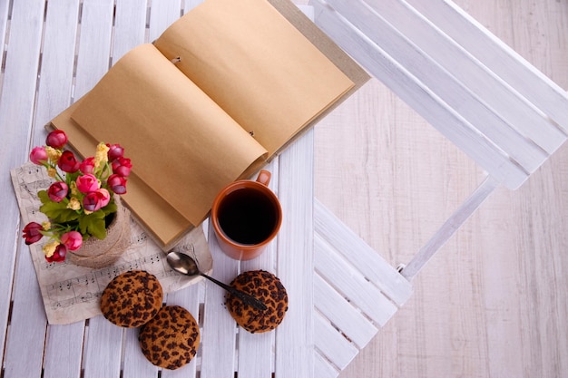 Książka kucharska i filiżanka